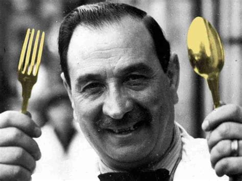 Fotografía antigua de Alfredo di Lelio en su restaurante con los cubiertos de oro