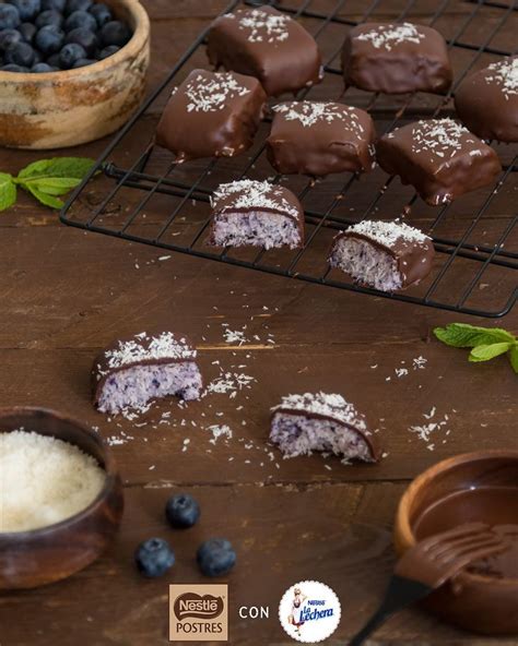 Pastelitos individuales de chocolate con coco y arándanos