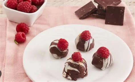 Trufas de chocolate y frambuesa rebozadas en cacao en polvo