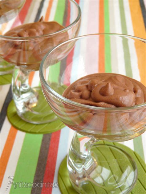 Mousse de chocolate ligera servida en copas de cristal