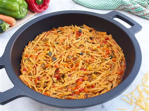 Ingredientes frescos y especias para una receta de fideos con verduras.