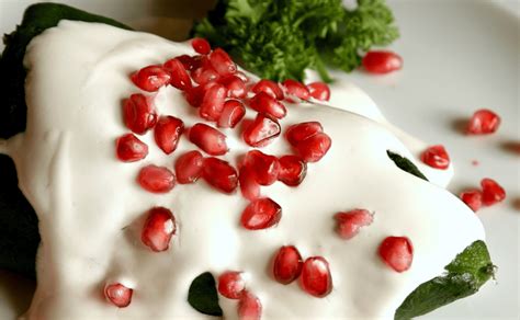 Ingredientes frescos para la salsa nogada: nueces, queso de cabra, jerez, crema