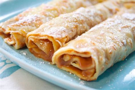 Panqueques con manjar enrollados y espolvoreados con azúcar flor