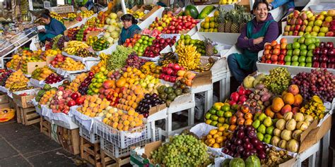 Un mercado local vibrante lleno de frutas y verduras frescas, con puestos de comida callejera.