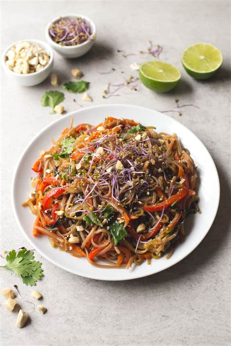 Un plato de Pad Thai vegano servido en un bol tradicional tailandés.