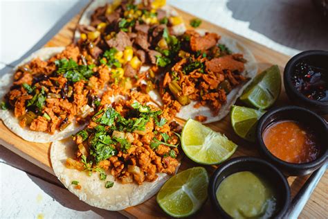 Un puesto de tacos veganos coloridos en Ciudad de México.