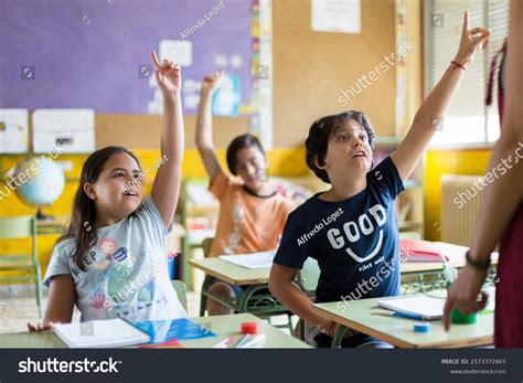 Una persona participando en una clase de cocina vegana, preparando un plato colorido.