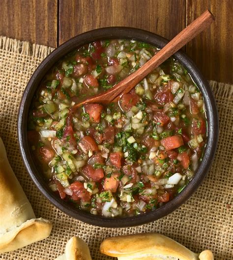 Ingredientes frescos para pebre chileno en una tabla de cortar