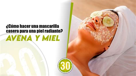 Foto de una persona aplicando una mascarilla facial casera de limón y miel