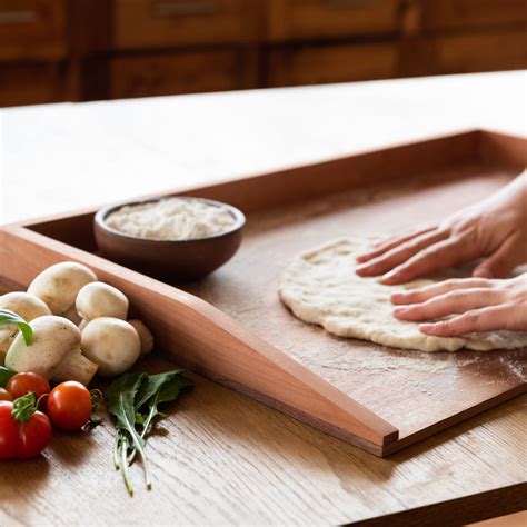Foto de una tabla de amasar de madera con diseño moderno en una cocina