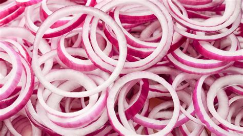 Cebolla colorada cortada en rodajas y aros separados