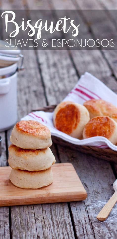 Una selección de bisquets dorados y esponjosos, listos para ser servidos con mermelada y mantequilla.