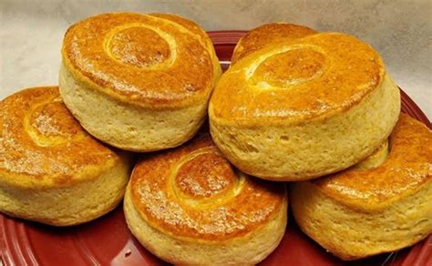 Un primer plano de bisquets recién horneados, mostrando su textura esponjosa y un ligero dorado.