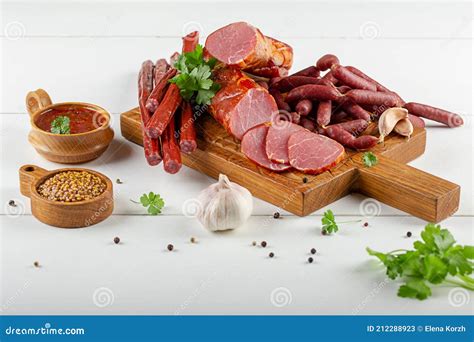 Imagen de un braserito tradicional con carne y embutidos en una mesa de restaurante
