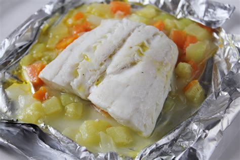 Merluza austral cocinándose en papillote en el horno