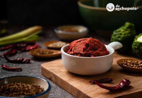 Infografía con los ingredientes básicos para la pasta de curry rojo: chiles secos, semillas de comino, cilantro, ajo y galanga.