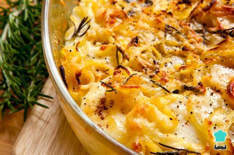 Fotografía detallada de papas gratinadas con queso Oaxaca derretido y ligeramente tostado.