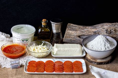 Esquema de los ingredientes básicos de la pizza italiana (harina, agua, levadura, sal, tomate, mozzarella)