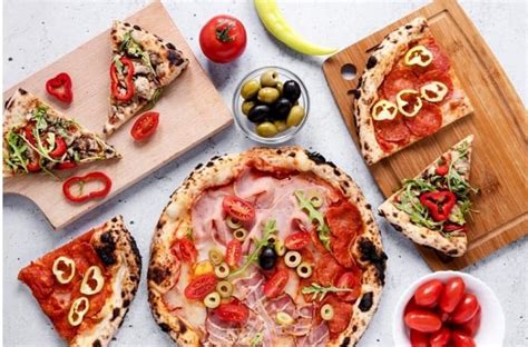 Muestra de diversos toppings para pizza, incluyendo embutidos, verduras y quesos