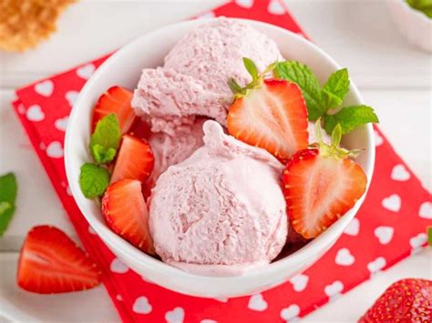Bol de helado de fresa casero listo para servir