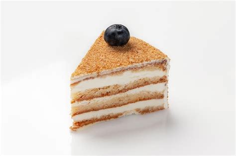 Una rebanada de bizcocho de nuez recién cortada, mostrando su textura jugosa y los trozos de nuez integrados, decorada con un ligero espolvoreado de azúcar glas.