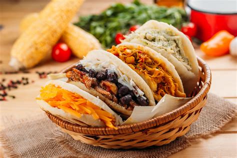 Arepa abierta rellena con aguacate y frijoles negros