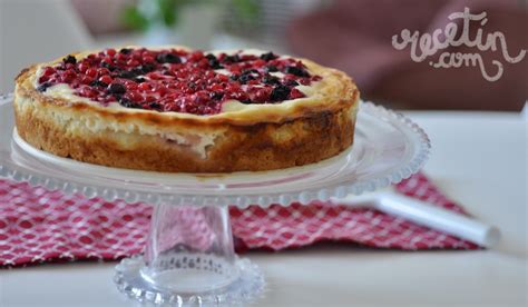 Tarta de mascarpone y frutos rojos, con masa dorada y decoración fresca.