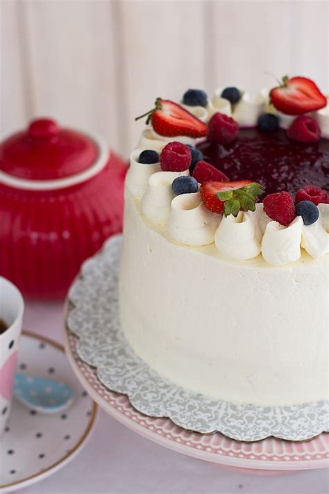Tarta de mascarpone con frutos rojos, con un corte revelando las capas internas.