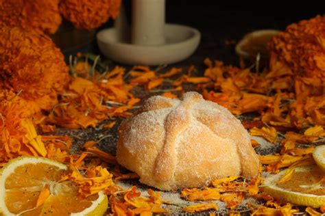 Pan de Muerto vegano recién horneado y decorado