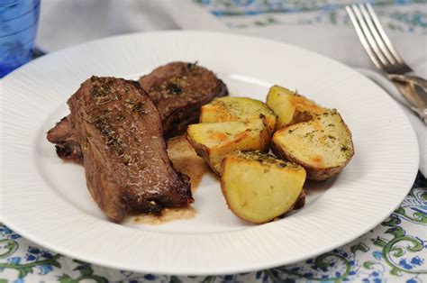 Bandeja con asado al horno y patatas