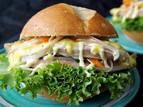 Foto de sánguche de pavo peruano con salsa criolla