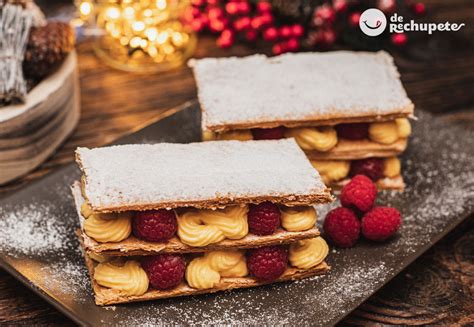 Milhojas con crema diplomática y frambuesas frescas, espolvoreada con azúcar glas