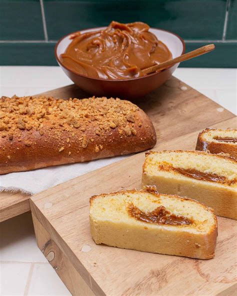 Foto de pan de leche sin harina relleno con dulce de leche y otro con jamón y queso