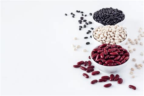 Foto temática de varios tipos de porotos (blancos, negros, rojos)