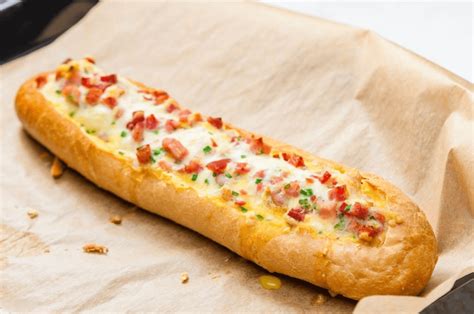 Pizza casera hecha sobre pan baguette, con queso derretido y pepperoni.