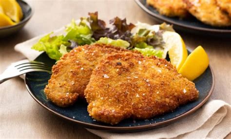 Chuletas de cerdo crujientes y doradas, recién salidas de una freidora de aire.