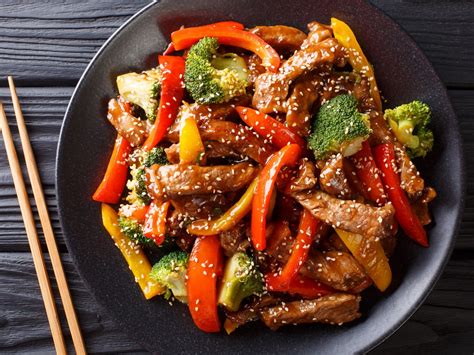 Wok de ternera y brócoli salteado con salsa asiática, servido sobre arroz blanco.