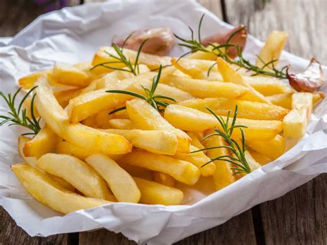 Plato de albóndigas fritas doradas y crujientes, con un interior jugoso