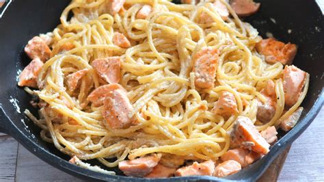 Plato de pasta cremosa con salmón y eneldo