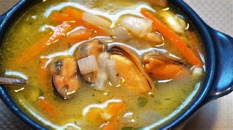Ingredientes frescos y cholgas secas para cazuela tradicional