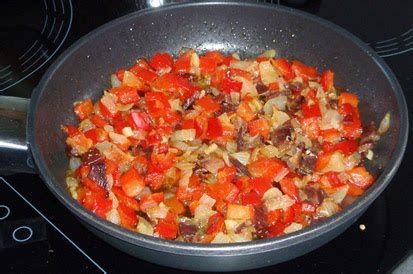 Sofrito de cebolla, pimiento y cholgas en una olla