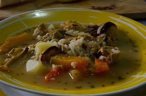 Cazuela de cholgas secas servida en plato hondo con cilantro