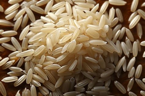 Puñado de granos de arroz esparcidos en el umbral de una puerta