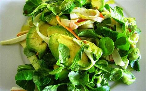 Plato de ensalada fresca de berros, palta y palmitos