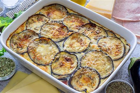 Ingredientes del relleno de pastel de berenjena sobre una tabla de madera