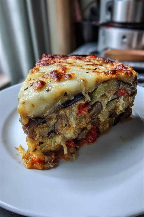 Pastel de berenjena listo para hornear en una fuente