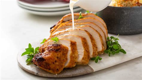 Plato de pavo asado con salsa de manzana y hierbas aromáticas