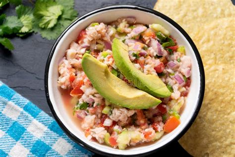 Ceviche mexicano con totopos y aguacate