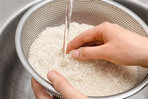 Infografía mostrando el proceso de lavado del arroz bajo el grifo