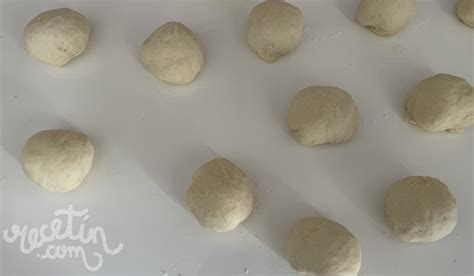 Fotografía de las porciones de masa ya formadas en forma de bola, listas para ser aplanadas.